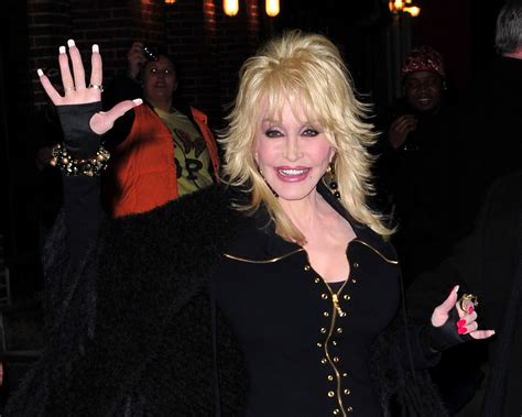 dolly parton hands with gloves|Why is Dolly Parton never seen without fingerless。